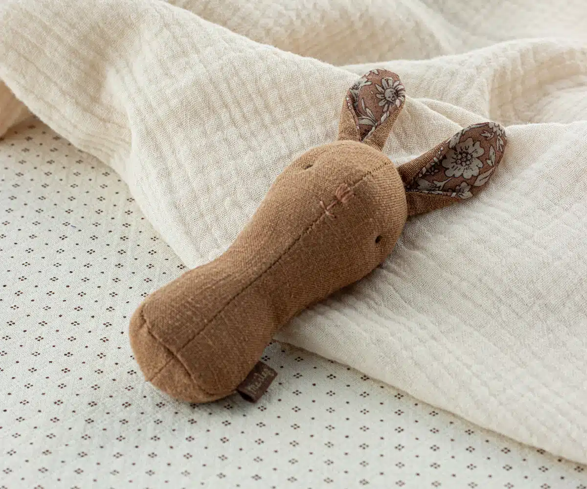 Maileg Vaggvisa vänner, Bunny rattle - Choklad - Bild 2