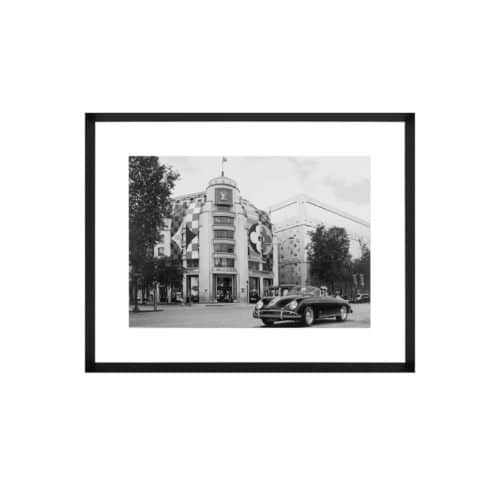 Tavla Luxury car in front of store med svart ram 75 x 95 cm