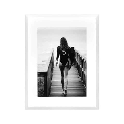 Tavla No. 5 Surfer Girl med vit ram 75 x 95 cm