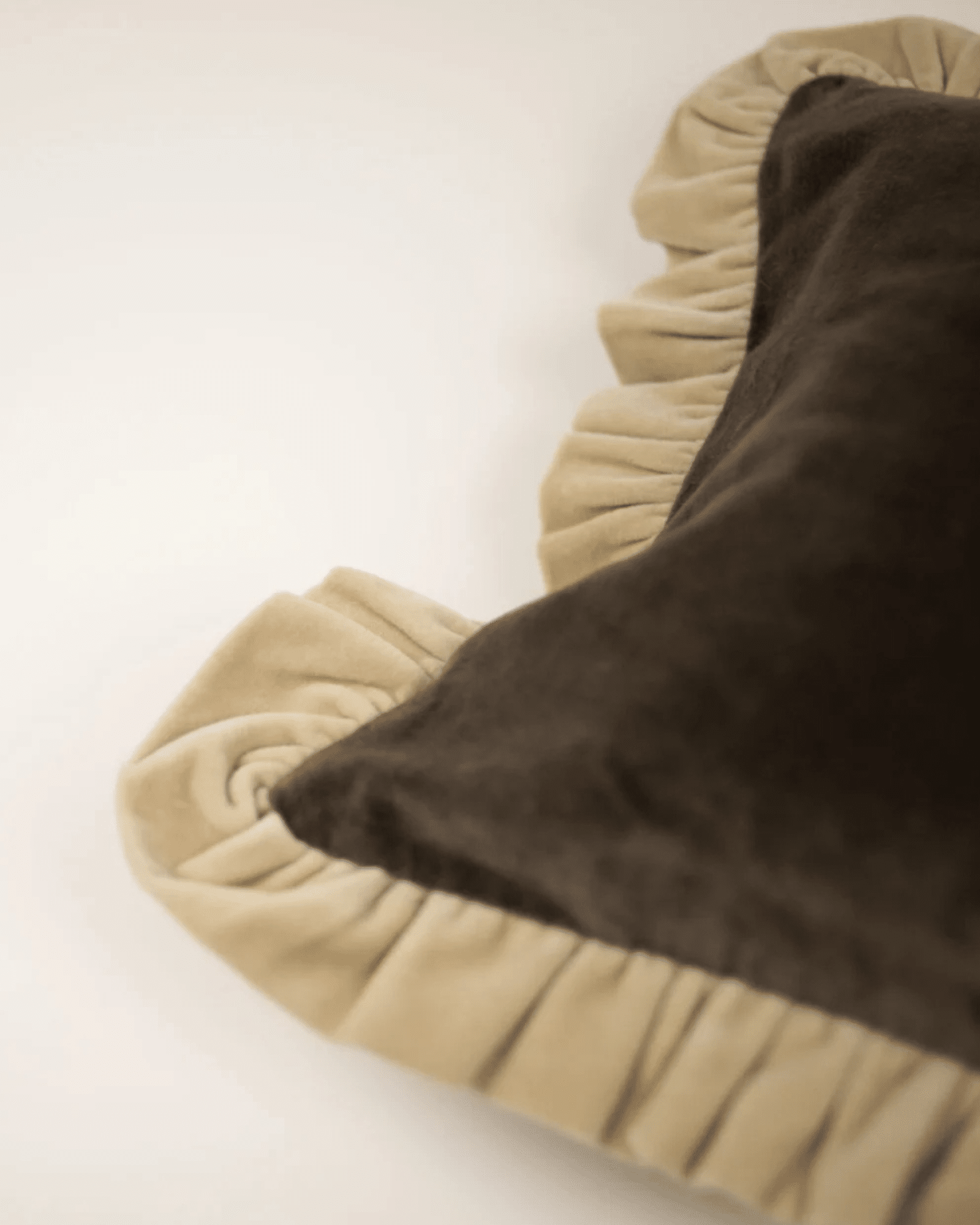 Doris kuddfodral 30×50 i mörk taupe/benvit