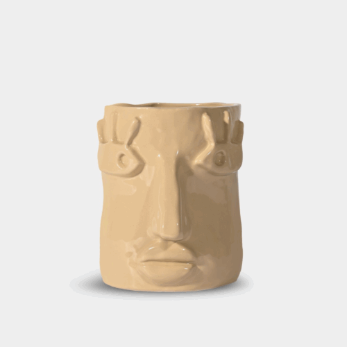 Facy kruka i beige stengods med unikt ansikte och stor näsa, designad av Emma Widell för Byon.