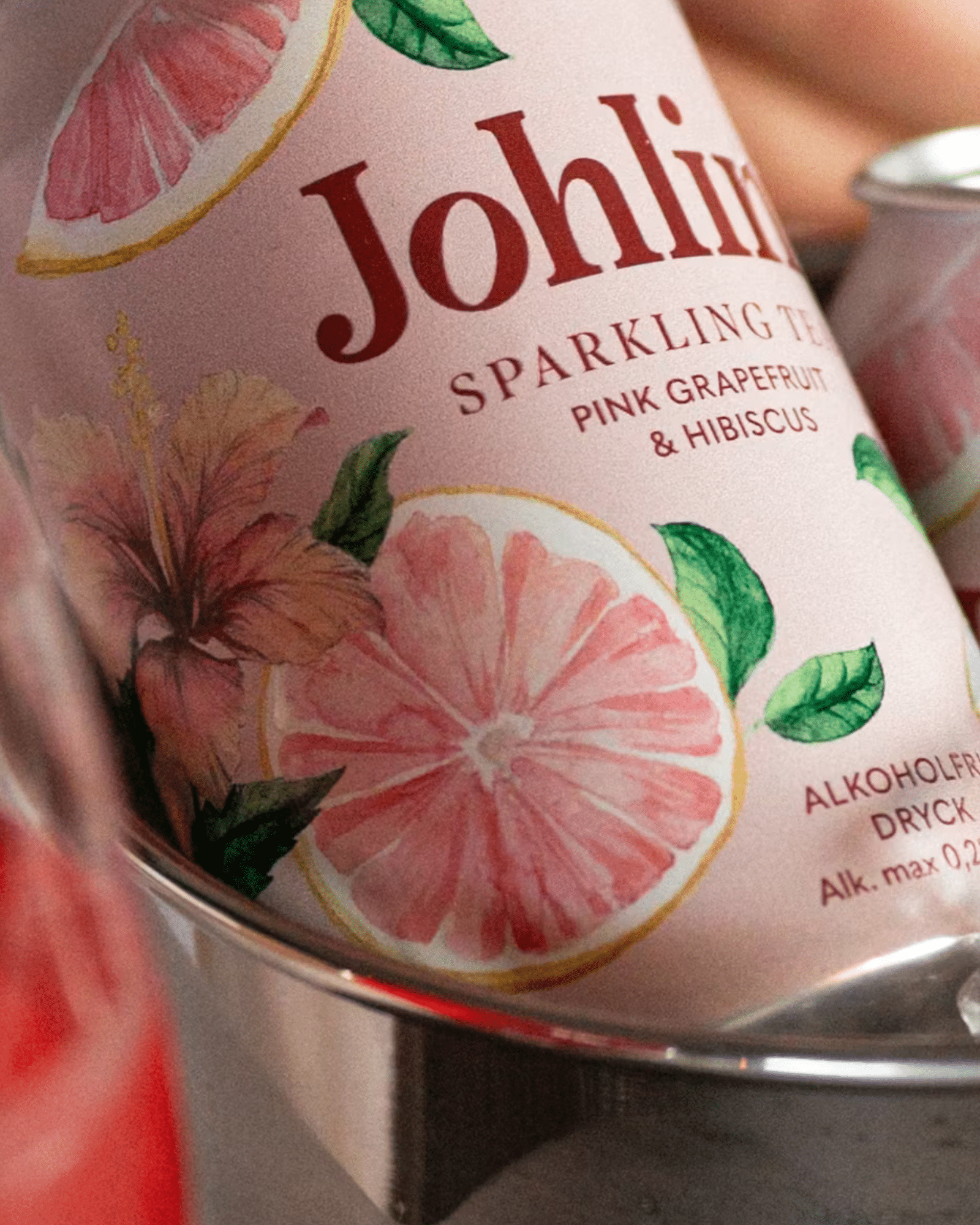 Flaska Johlini Sparkling Tea Pink Grapefruit & Hibiscus med bubbligt te, rosa citrusnyanser och elegant design