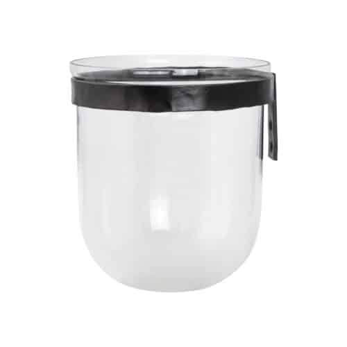 Minimalistisk vägglykta i klart glas med upphängning i svart metall. En klassisk lykta som med sin enkla och tidlösa form kommer att skapa en mysig atmosfär i varje inredning. Produktinformation: H 23 x Ø 21 cm För inomhusbruk Detta produkt är en del av Lama-kollektionen