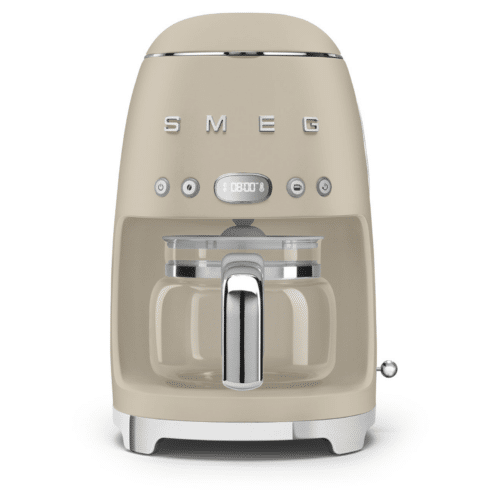Smeg kaffebryggare i färgen Moonlight med retrodesign från 50’s Style-serien och kromdetaljer på köksbänk